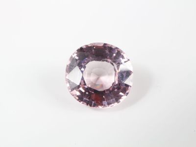 un saphir rose sur un fond blanc