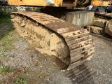 une photo d'un gros bulldozer posé au sol