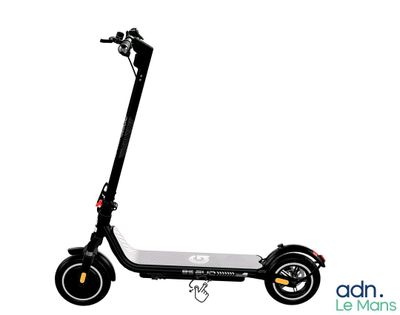 l'image d'un scooter posé sur une surface blanche