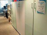 de nombreux dossiers et classeurs accrochés au mur dans ce bureau