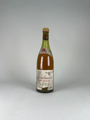 une bouteille de vin posée sur une table