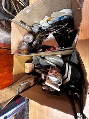 une boîte en carton remplie d'objets hétéroclites sur une table