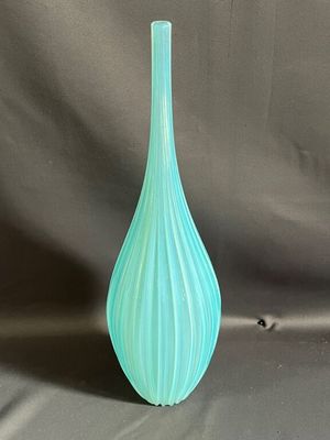 MURANO - Vase ovoïde à long col en verre cannelé bleuté, éti…