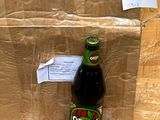 une bouteille de bière posée sur une boîte