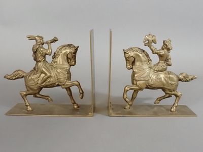 paire de serre-livres en laiton représentant un homme à cheval et une femme à cheval