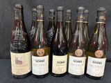six bouteilles de vin sont alignées sur une table