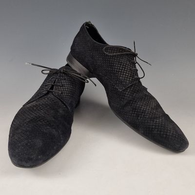 men ' s black sued shoes with laces on the toes