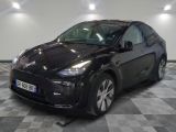 la photo d'une voiture noire garée dans un garage