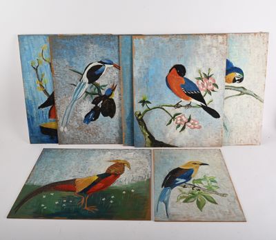 trois tableaux représentant des oiseaux sont exposés sur une surface blanche