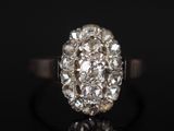 gros plan d'une bague en diamant sur une surface noire