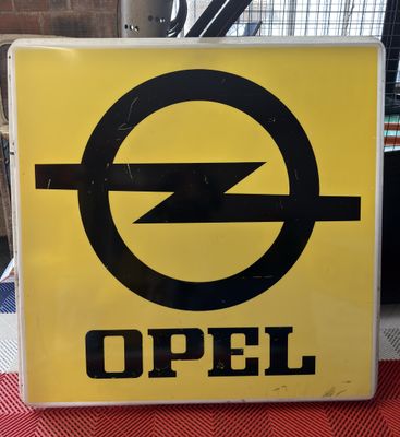 une pancarte « Ouvert » posée sur une table dans une pièce