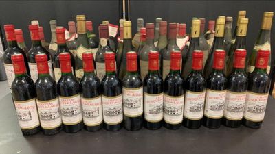 de nombreuses bouteilles de vin posées sur une table