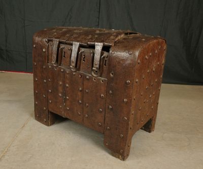 une malle en bois avec des rivets sur les côtés