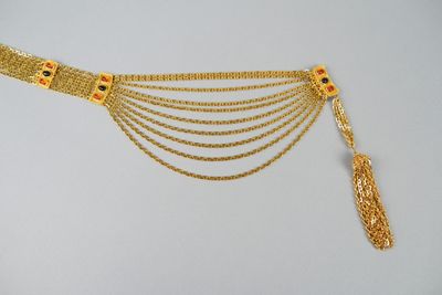 CHANEL. Ceinture à huit rangs de chaines en métal doré entre… - Photo 1