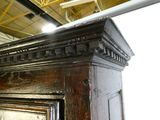 une grande armoire en bois surmontée d'un miroir