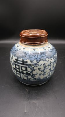 jarre chinoise bleue et blanche avec couvercle en bois