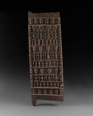 une porte en bois sculpté, avec des sculptures sur les côtés