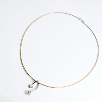 Collier câble en or gris 18K (750) orné d'un pendentif prése…