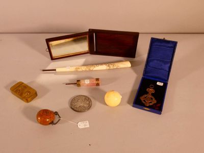 Réunion d'objets de vitrine dont : médaille de table en bron… - Photo 1