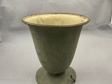 un vase vert posé sur une table blanche