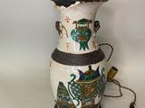 un vase orné de motifs asiatiques