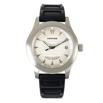 une photo d'une montre avec un cadran blanc et un bracelet en caoutchouc noir