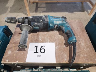 une perceuse posée sur une table