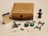 une petite boîte avec, à côté, une paire de boutons de manchette et un briquet