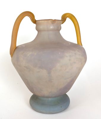 un vase avec une anse jaune sur un fond blanc
