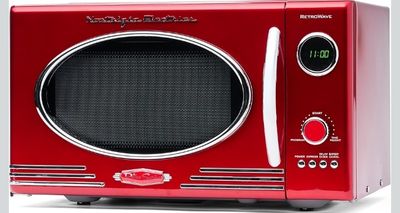une image représentant un four à micro-ondes rouge sur fond blanc