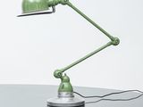 une lampe verte posée sur un bureau