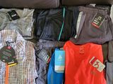 une valise remplie de vêtements et d'autres objets posée par terre