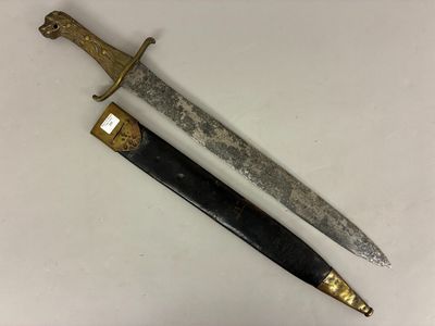 un gros plan d'un couteau posé sur une surface blanche, avec un manche noir
