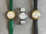 trois montres sont assises l'une à côté de l'autre sur une table