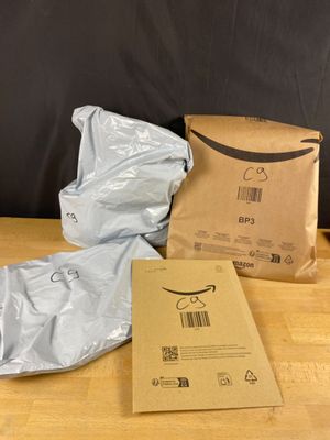 deux sacs de nourriture posés sur une table à côté d'un sac de nourriture