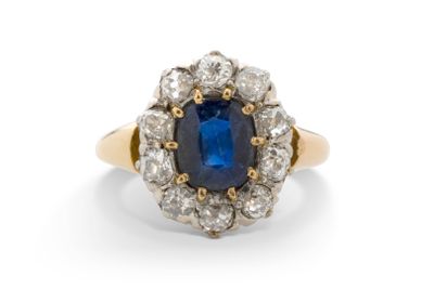 une bague à grappes de saphirs et de diamants