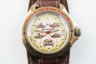 gros plan d'une montre sur une surface blanche