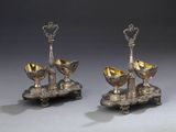 paire de bougeoirs plaqués argent sur socle, ornés de fleurs