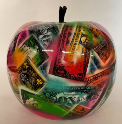 une pomme dans laquelle se trouve beaucoup d'argent