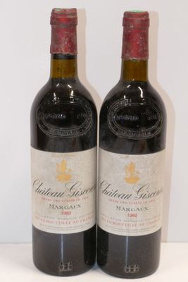 deux bouteilles de vin rouge posées l'une à côté de l'autre sur une table