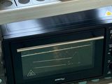 un micro-ondes posé sur une étagère dans une cuisine