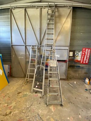 - 1 échelle 2 pans 14 marches - 1 escabeau 3 marches