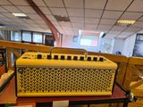 un ampli jaune posé sur une table dans une pièce