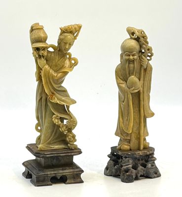 paire de figurines chinoises en ivoire sculpté représentant une femme et un homme