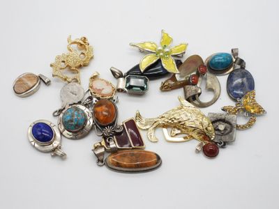 gros plan d'un bouquet de bijoux sur une surface blanche