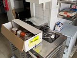 une image d'une cuisine avec un évier et un comptoir