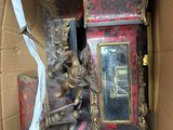 une boîte dans laquelle se trouve une horloge