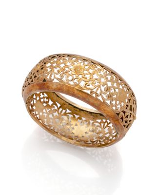 gros plan d'une bague en or sur fond blanc