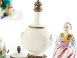 un ensemble de figurines en porcelaine disposées les unes à côté des autres