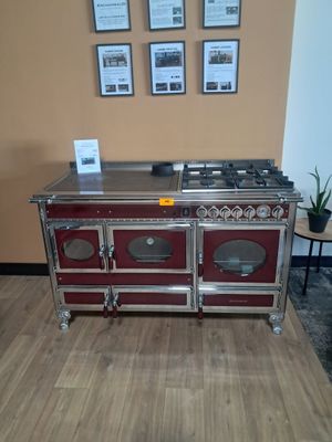 une image d'une cuisine avec une cuisinière et un four